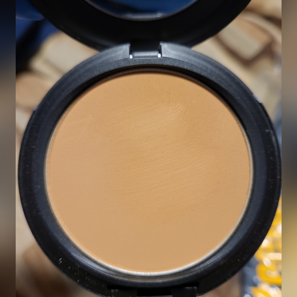MAC studio powder compact